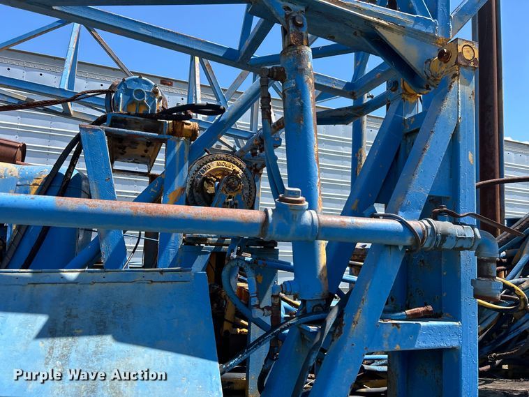 image for item DO1085 1992 International  4900 drilling rig truck