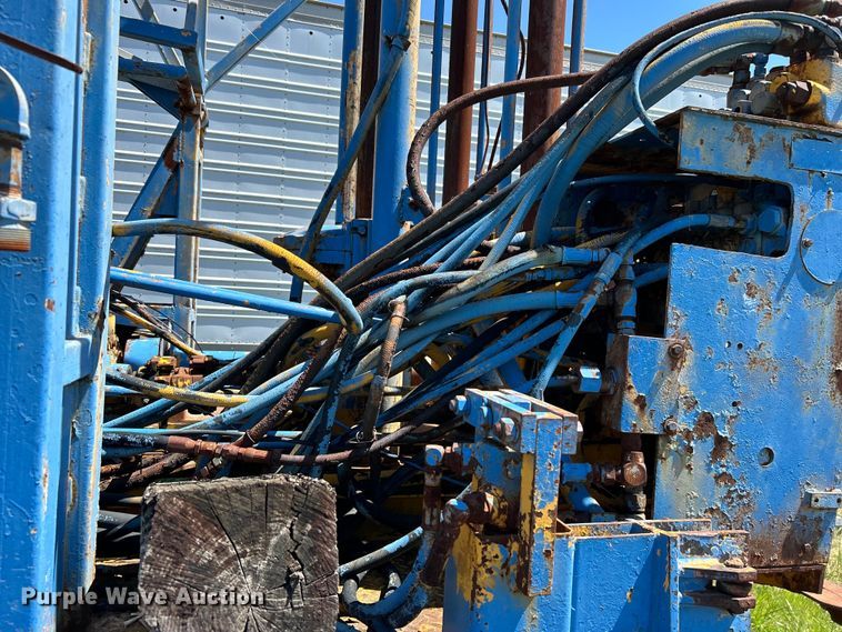 image for item DO1085 1992 International  4900 drilling rig truck