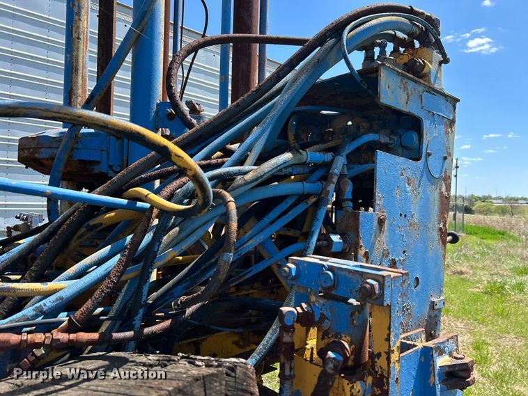 image for item DO1085 1992 International  4900 drilling rig truck