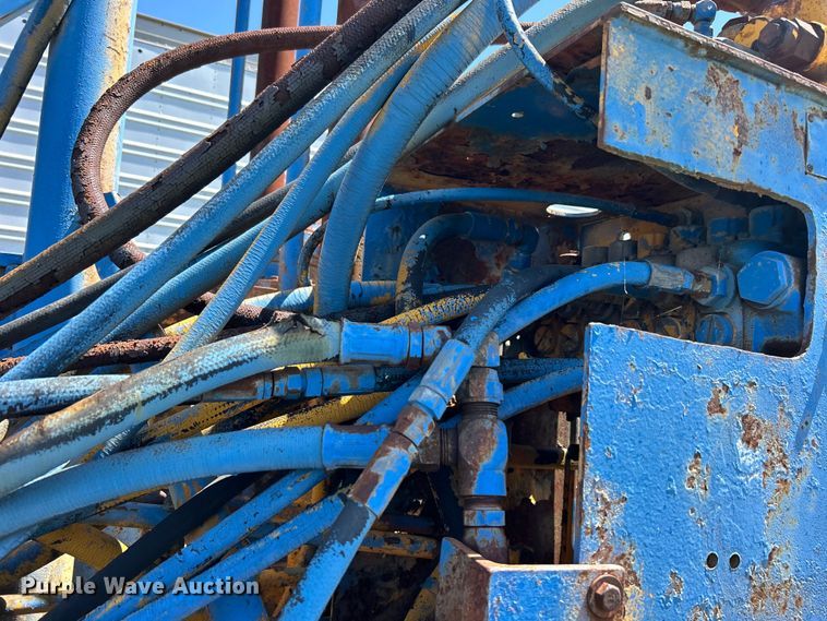 image for item DO1085 1992 International  4900 drilling rig truck