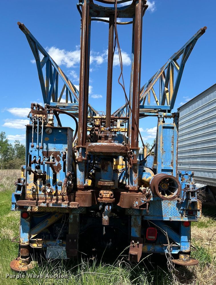 image for item DO1085 1992 International  4900 drilling rig truck