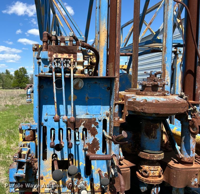 image for item DO1085 1992 International  4900 drilling rig truck