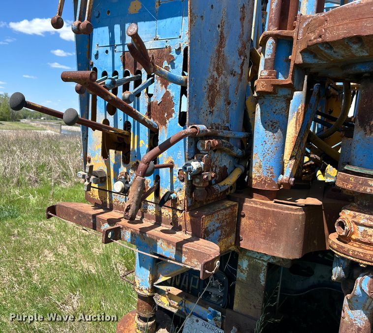 image for item DO1085 1992 International  4900 drilling rig truck