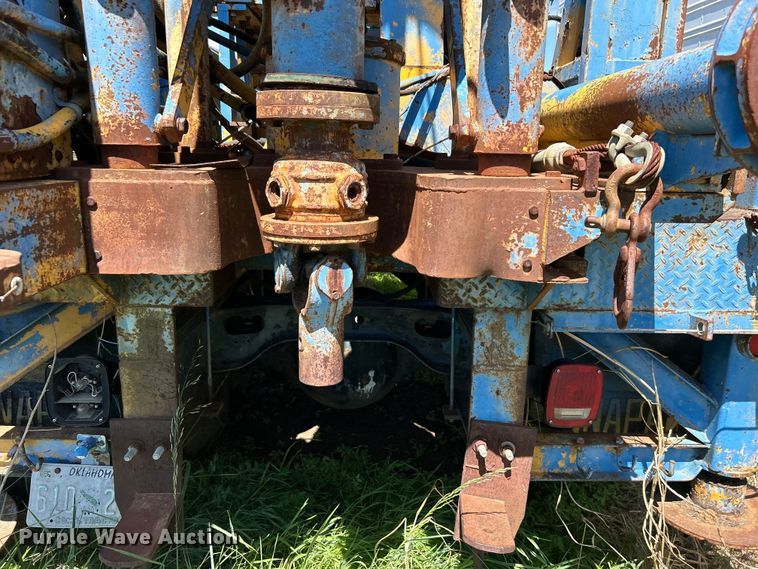 image for item DO1085 1992 International  4900 drilling rig truck