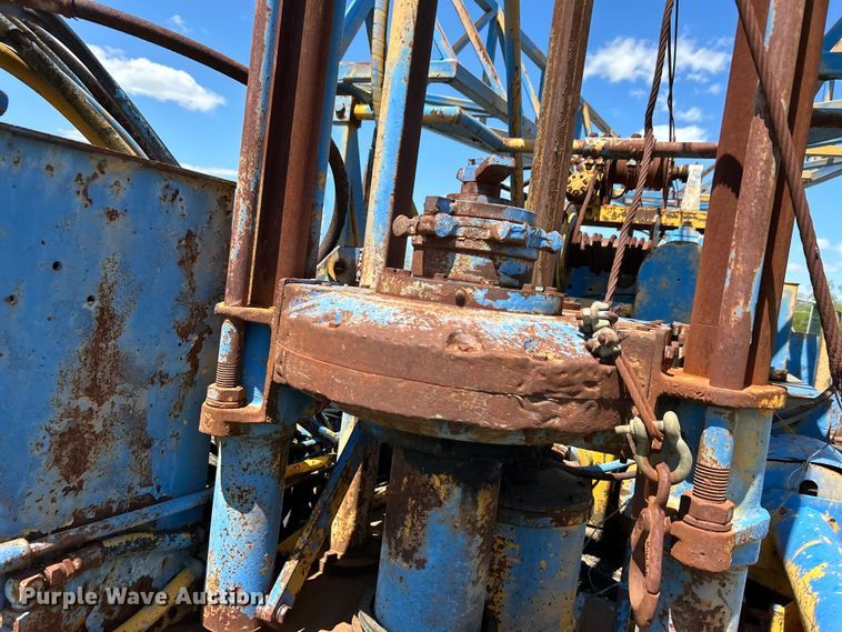 image for item DO1085 1992 International  4900 drilling rig truck