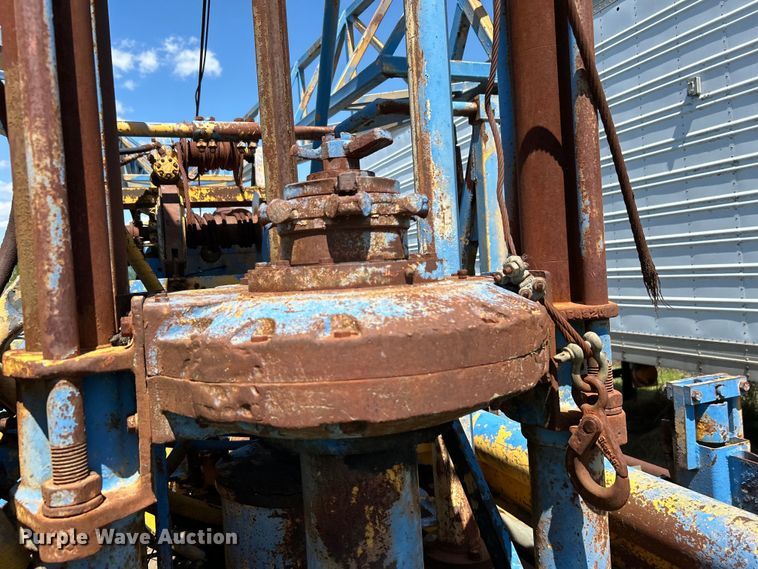 image for item DO1085 1992 International  4900 drilling rig truck