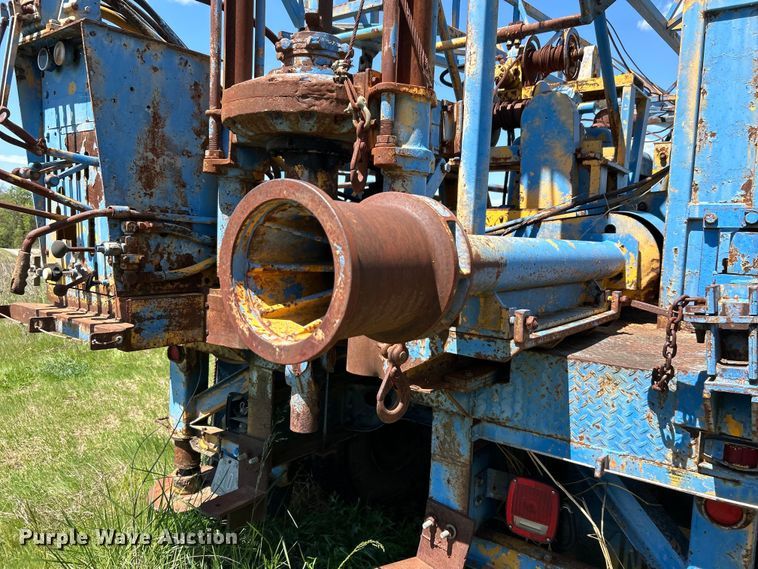 image for item DO1085 1992 International  4900 drilling rig truck