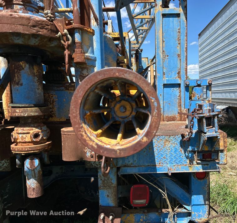 image for item DO1085 1992 International  4900 drilling rig truck