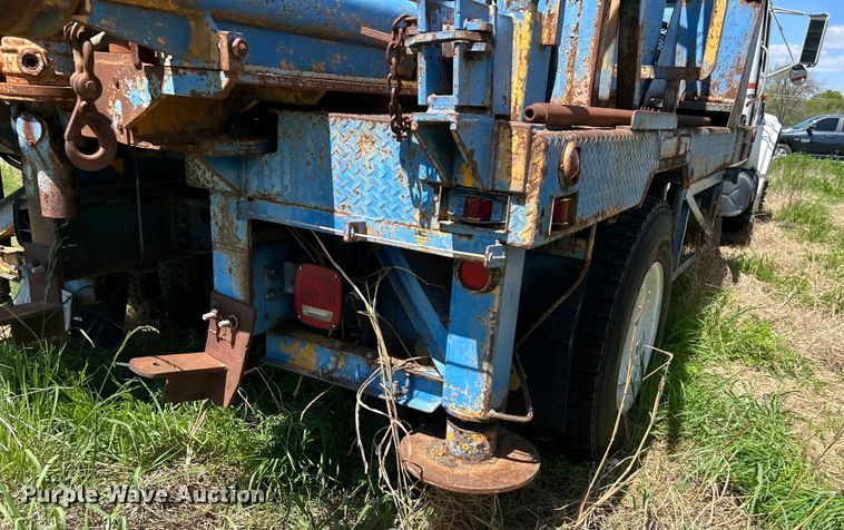 image for item DO1085 1992 International  4900 drilling rig truck