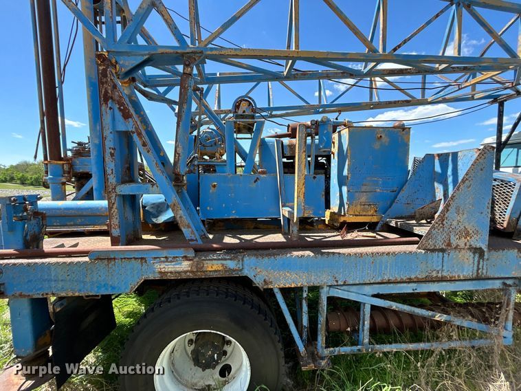 image for item DO1085 1992 International  4900 drilling rig truck