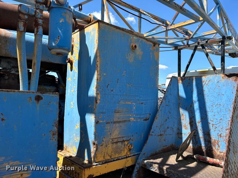 image for item DO1085 1992 International  4900 drilling rig truck