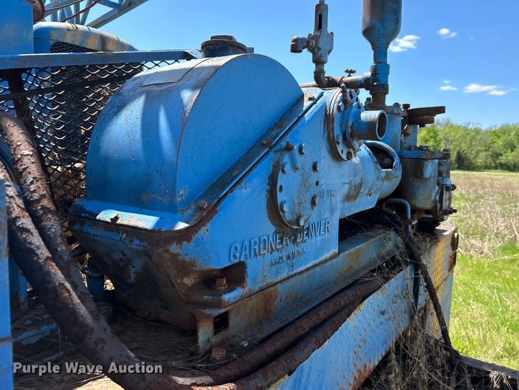 image for item DO1085 1992 International  4900 drilling rig truck