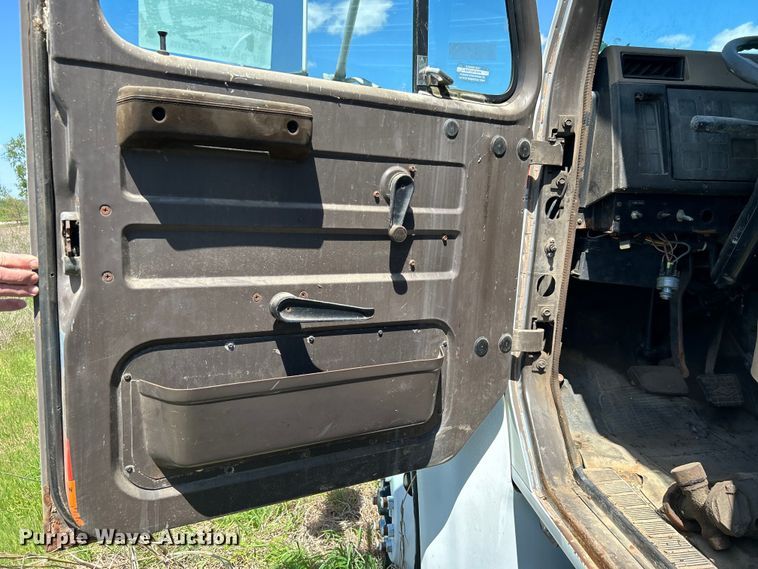 image for item DO1085 1992 International  4900 drilling rig truck