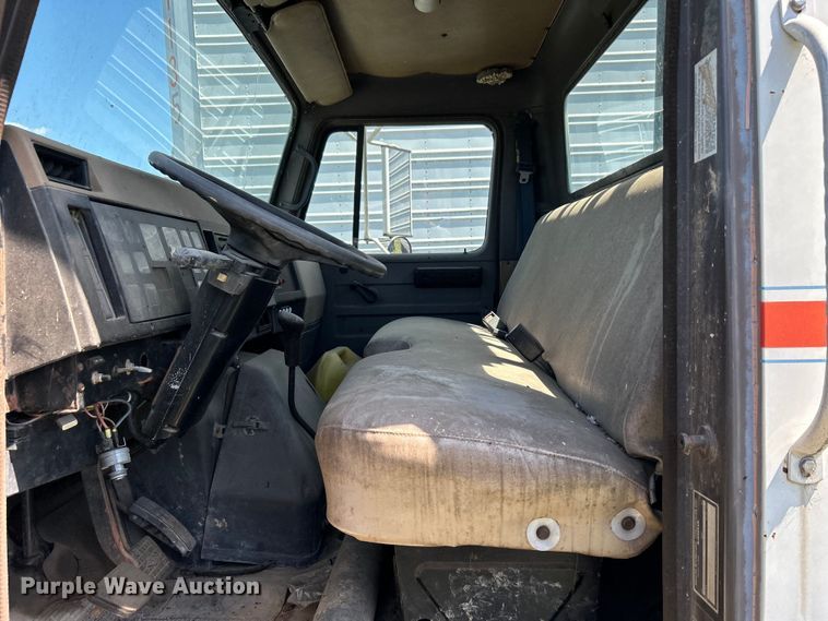 image for item DO1085 1992 International  4900 drilling rig truck