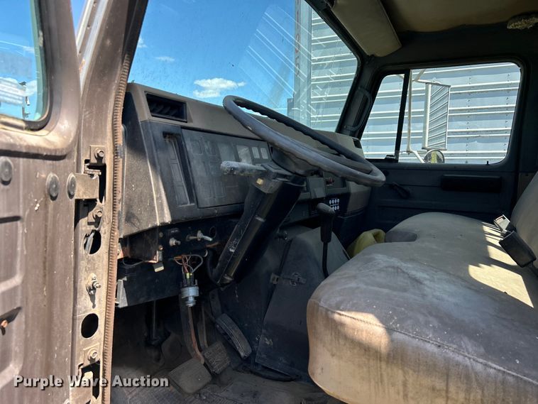 image for item DO1085 1992 International  4900 drilling rig truck