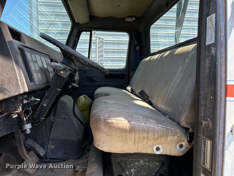 image for item DO1085 1992 International  4900 drilling rig truck