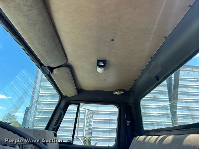 image for item DO1085 1992 International  4900 drilling rig truck