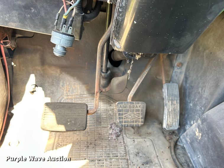 image for item DO1085 1992 International  4900 drilling rig truck