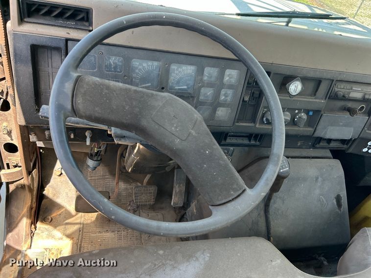 image for item DO1085 1992 International  4900 drilling rig truck