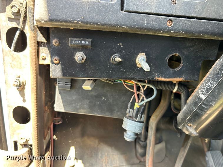 image for item DO1085 1992 International  4900 drilling rig truck