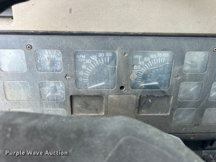 image for item DO1085 1992 International  4900 drilling rig truck