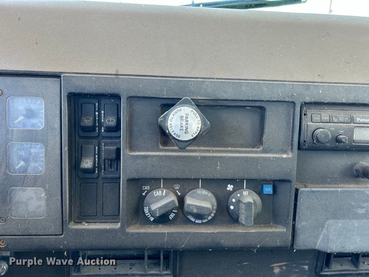 image for item DO1085 1992 International  4900 drilling rig truck