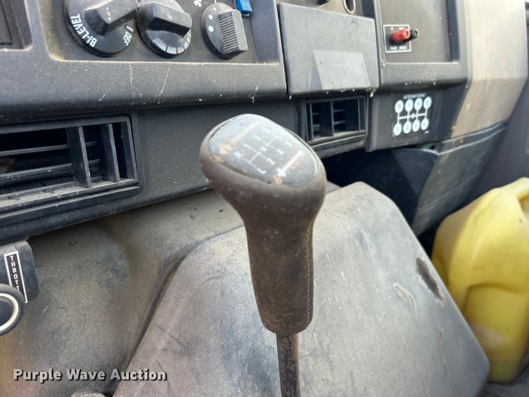 image for item DO1085 1992 International  4900 drilling rig truck