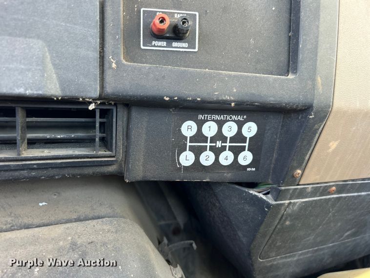 image for item DO1085 1992 International  4900 drilling rig truck