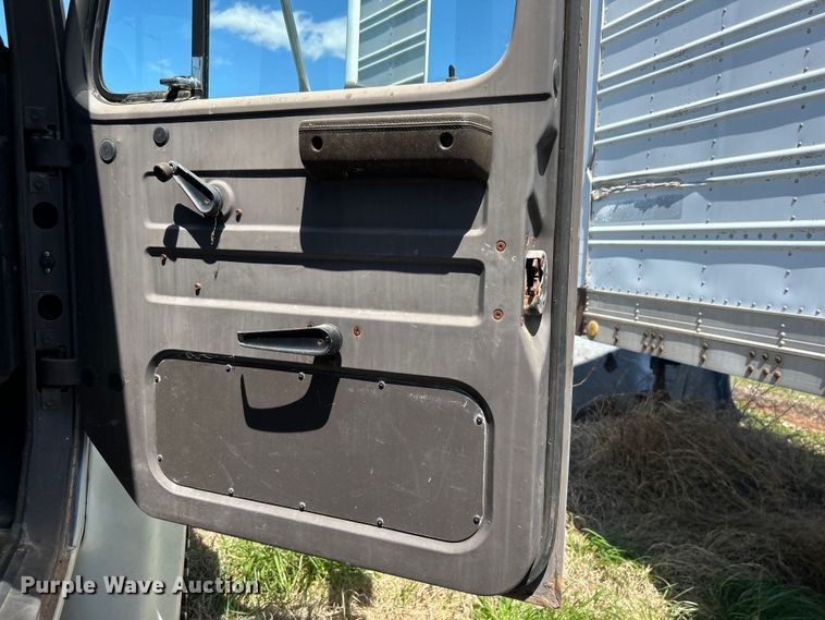 image for item DO1085 1992 International  4900 drilling rig truck