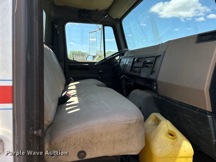 image for item DO1085 1992 International  4900 drilling rig truck