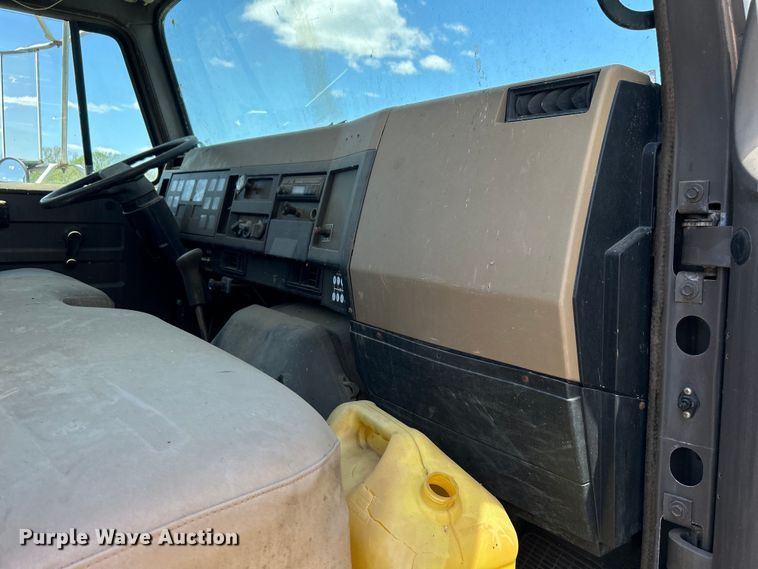 image for item DO1085 1992 International  4900 drilling rig truck