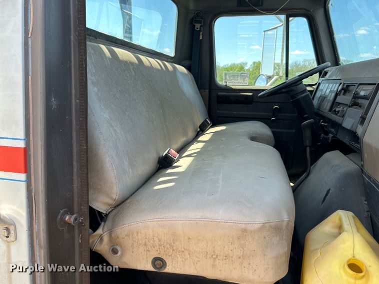 image for item DO1085 1992 International  4900 drilling rig truck