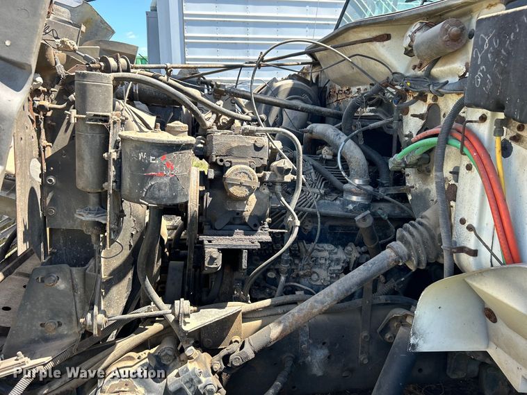 image for item DO1085 1992 International  4900 drilling rig truck