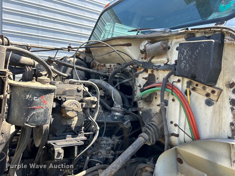 image for item DO1085 1992 International  4900 drilling rig truck