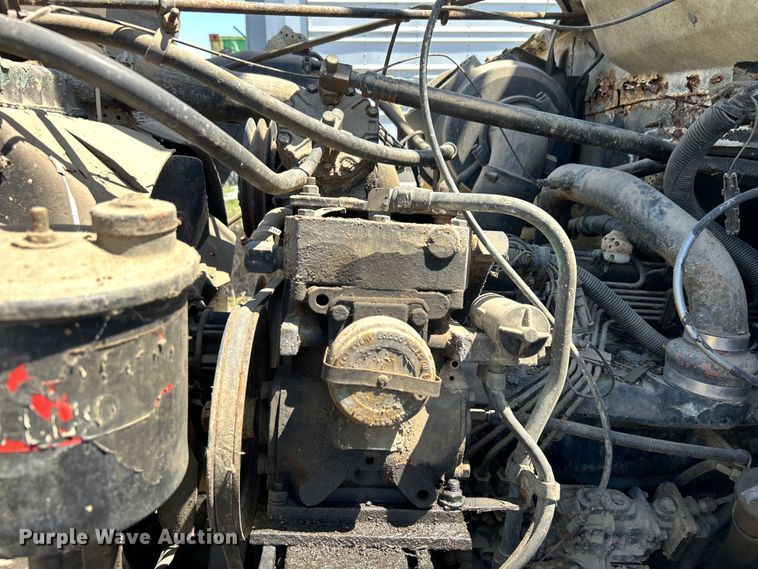 image for item DO1085 1992 International  4900 drilling rig truck