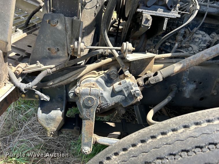 image for item DO1085 1992 International  4900 drilling rig truck