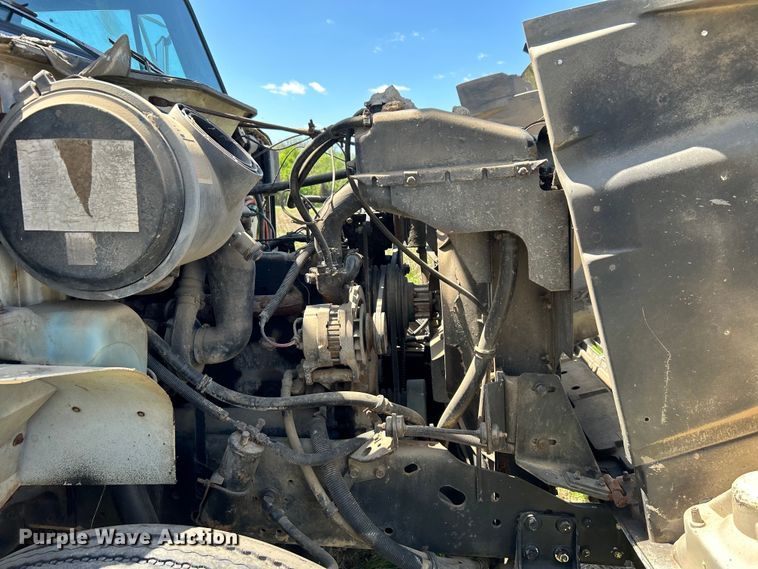 image for item DO1085 1992 International  4900 drilling rig truck