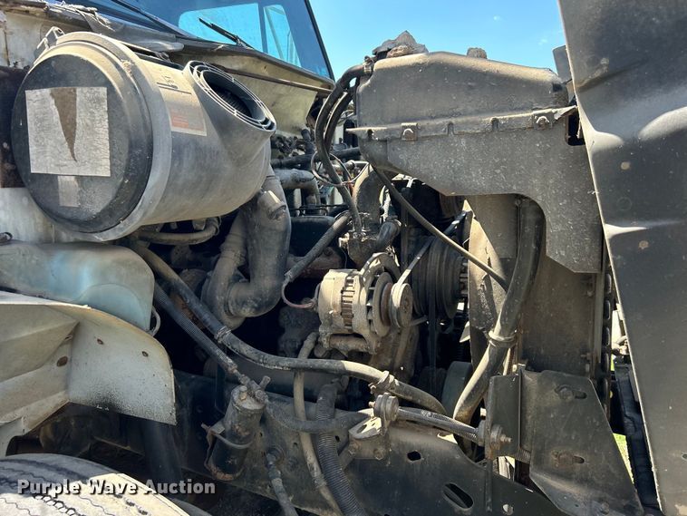 image for item DO1085 1992 International  4900 drilling rig truck