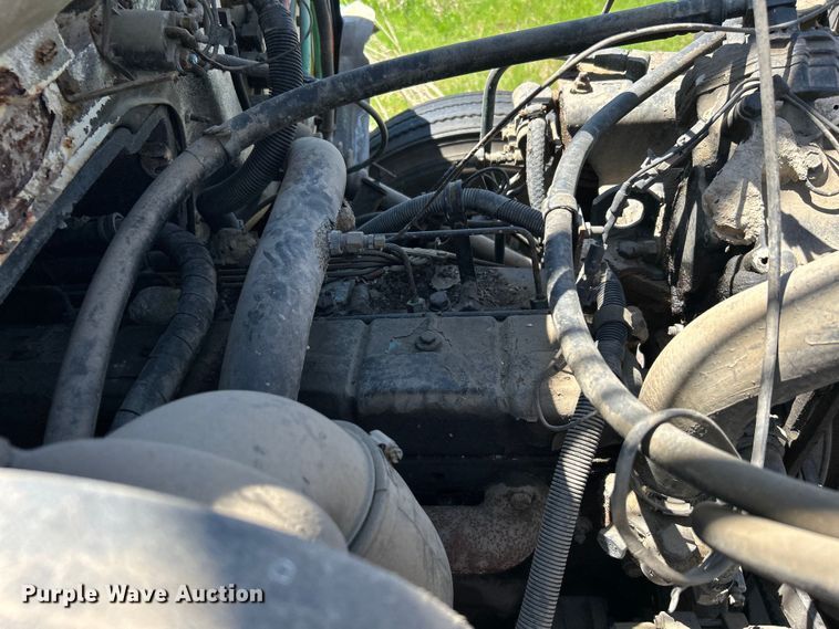 image for item DO1085 1992 International  4900 drilling rig truck