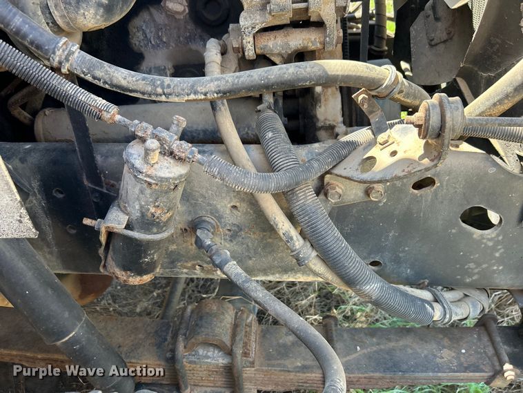 image for item DO1085 1992 International  4900 drilling rig truck