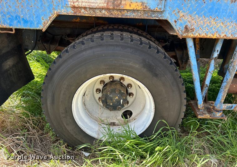 image for item DO1085 1992 International  4900 drilling rig truck