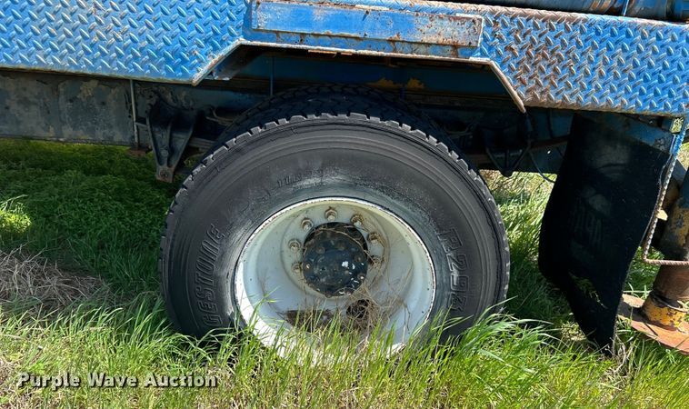 image for item DO1085 1992 International  4900 drilling rig truck