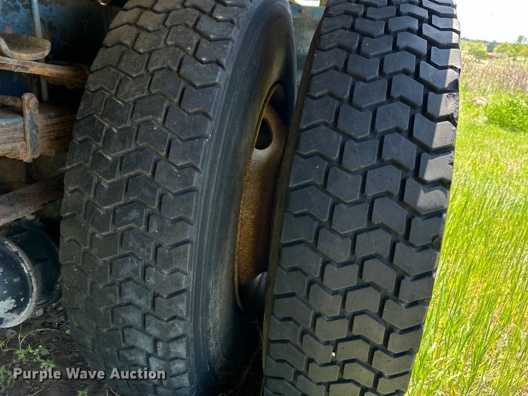 image for item DO1085 1992 International  4900 drilling rig truck