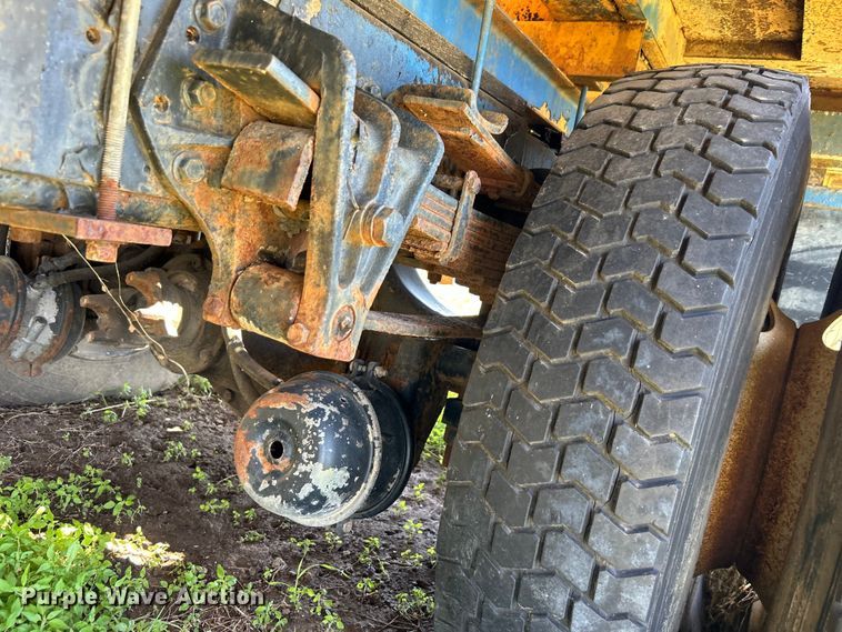 image for item DO1085 1992 International  4900 drilling rig truck