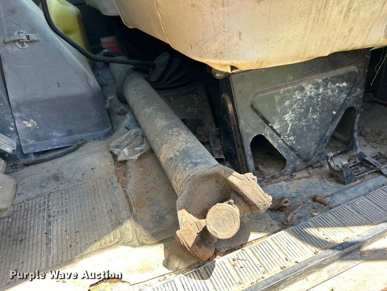 image for item DO1085 1992 International  4900 drilling rig truck