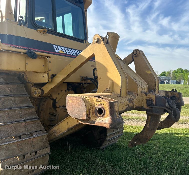 image for item DO1098 1996 Caterpillar  D6R XL dozer