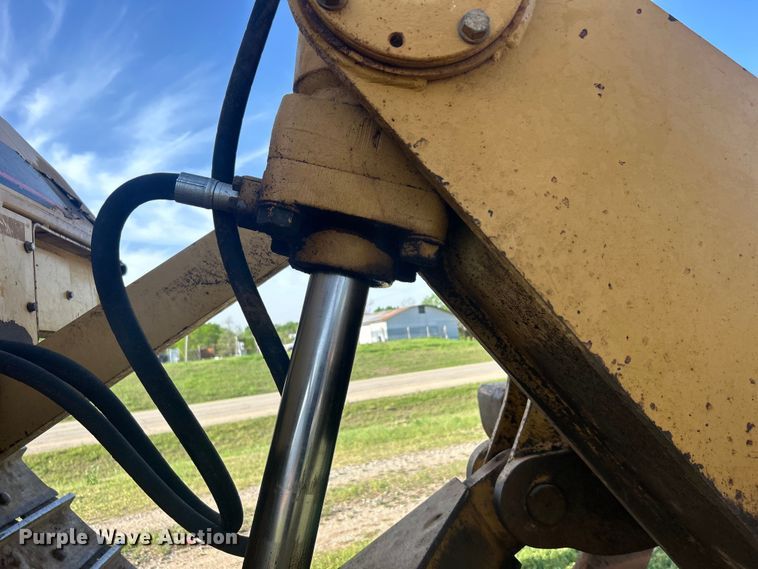 image for item DO1098 1996 Caterpillar  D6R XL dozer