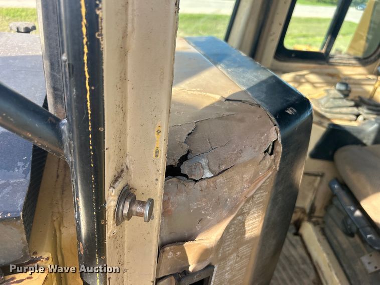 image for item DO1098 1996 Caterpillar  D6R XL dozer