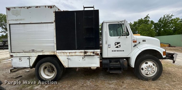 image for item DO1148 2001 International 4700 vacuum truck