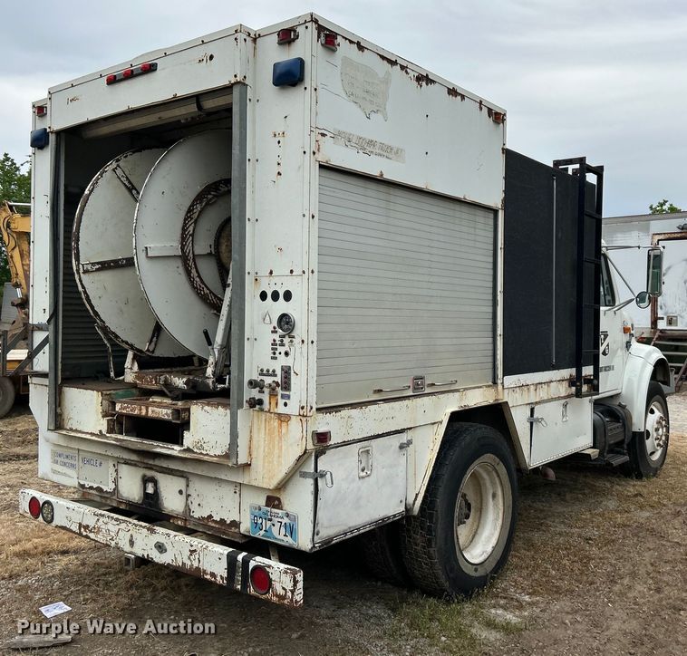 image for item DO1148 2001 International 4700 vacuum truck